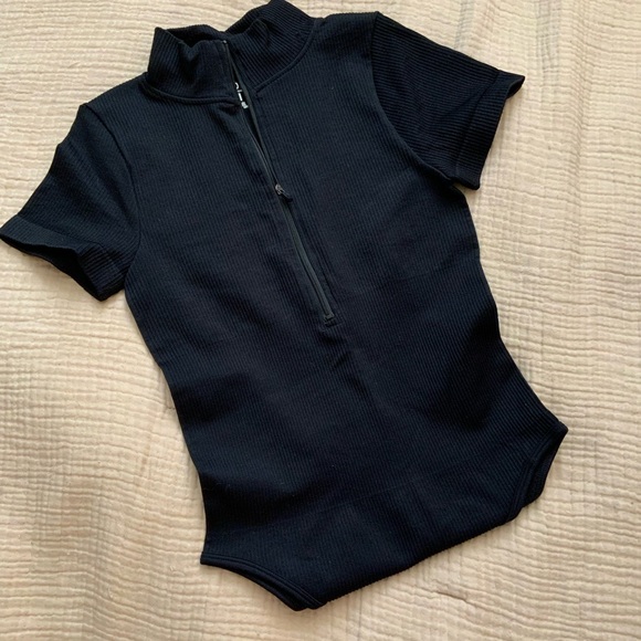 New QQQ Ribbed Black One Piece Short Sleeve Zip Front Bodysuit - Picture 2 of 6